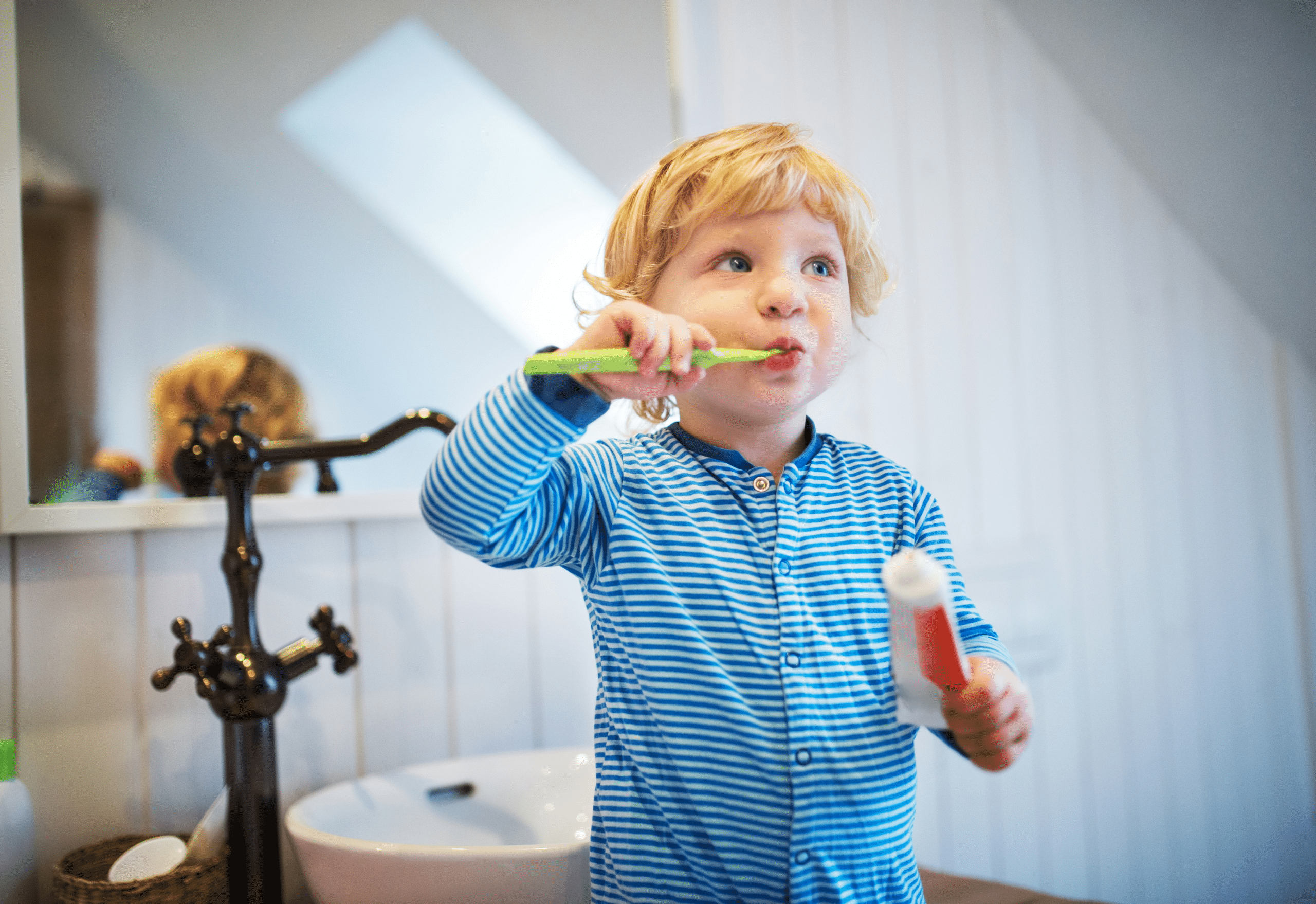 Enfant se brossant les dents